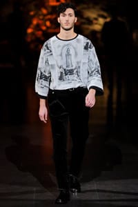 Мъжете през зимата в пънк стил и геометрични форми