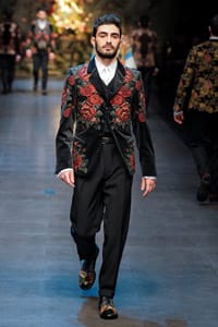 Мъжете през зимата в пънк стил и геометрични форми