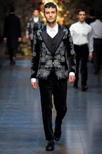 Мъжете през зимата в пънк стил и геометрични форми