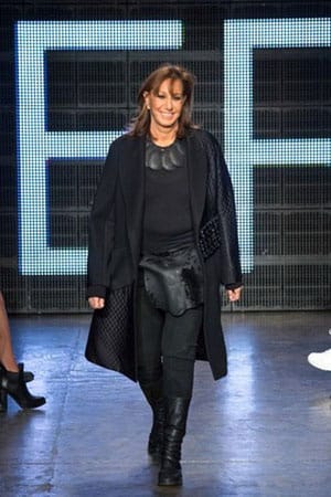 ДОНА КАРЪН СЕ ОТТЕГЛЯ ОТ ПОСТА СИ