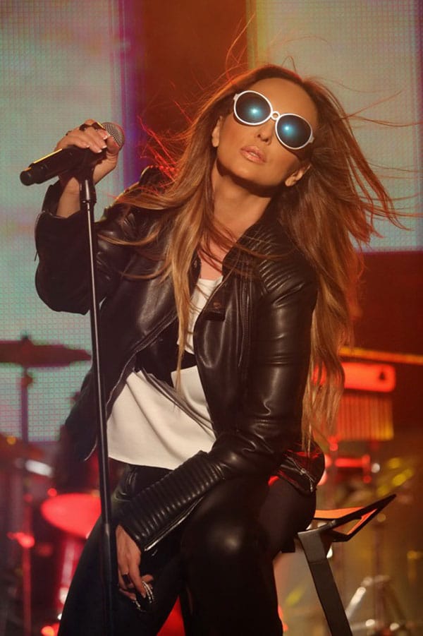 ГЛОРИЯ С КРЪГЛИ ОЧИЛА: ХИТ ЗА ЛЯТО 2015