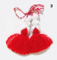 Мартениците са амулет от бели и червени конци