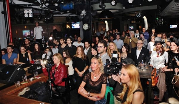 МАРИНА КИСКИНОВА ПРЕДСТАВИ ПЪРВИЯ СИ САМОСТОЯТЕЛЕН СИНГЪЛ „ОГЛЕДАЛО”