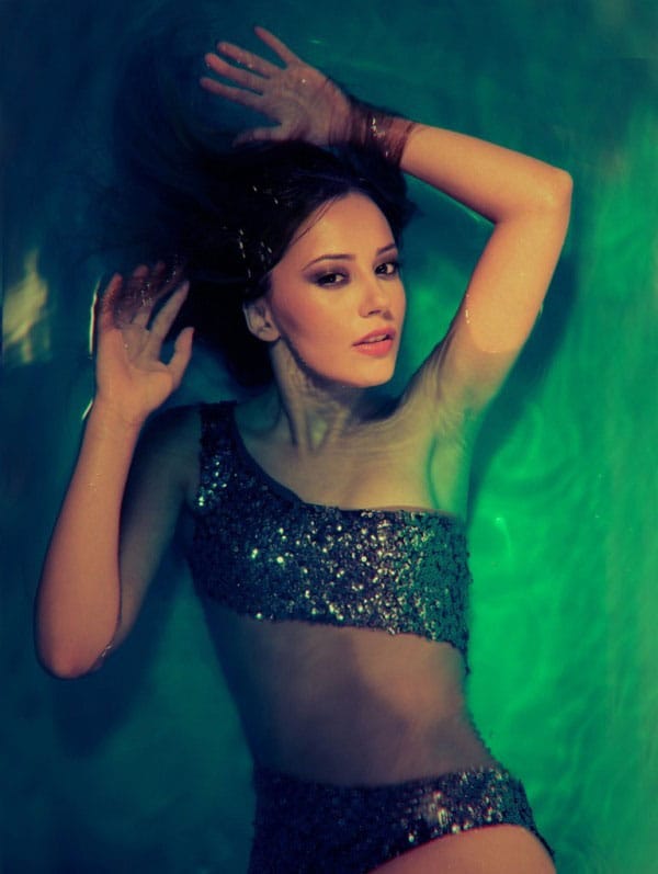 МАРИНА КИСКИНОВА ПРЕДСТАВИ ПЪРВИЯ СИ САМОСТОЯТЕЛЕН СИНГЪЛ „ОГЛЕДАЛО”