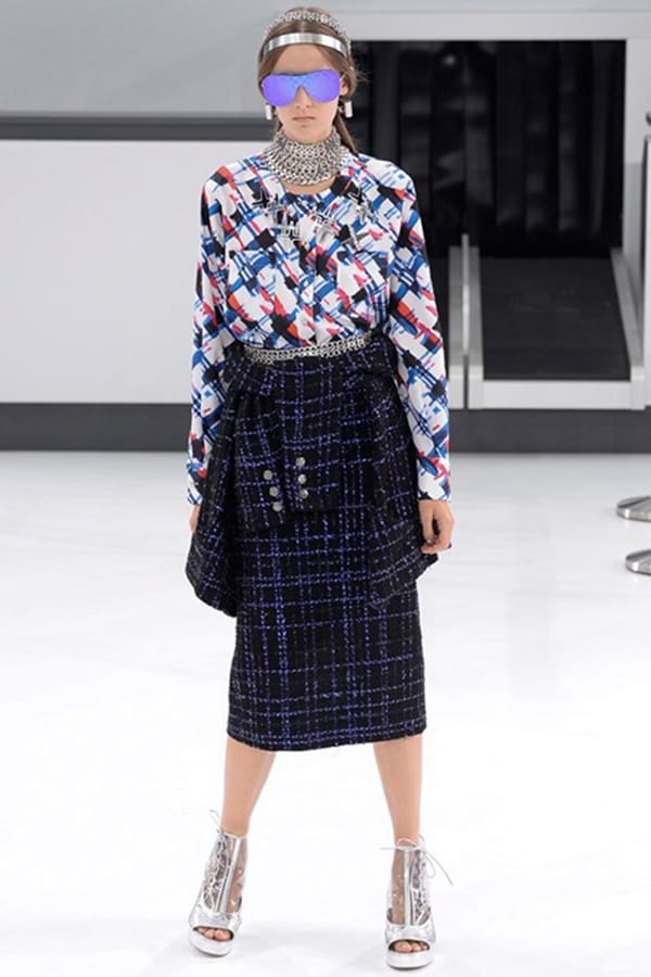 БЛЯСЪК, ГЕОМЕТРИЧНИ ФОРМИ И ЖЕНСТВЕНИ МОДЕЛИ