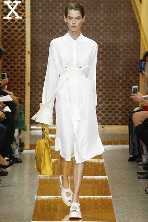 БЛЯСЪК, ГЕОМЕТРИЧНИ ФОРМИ И ЖЕНСТВЕНИ МОДЕЛИ