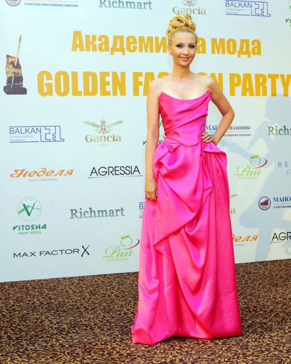 ЕКСПЛОЗИЯ ОТ СТИЛ, КРАСОТА И ЕЛЕГАНТНОСТ