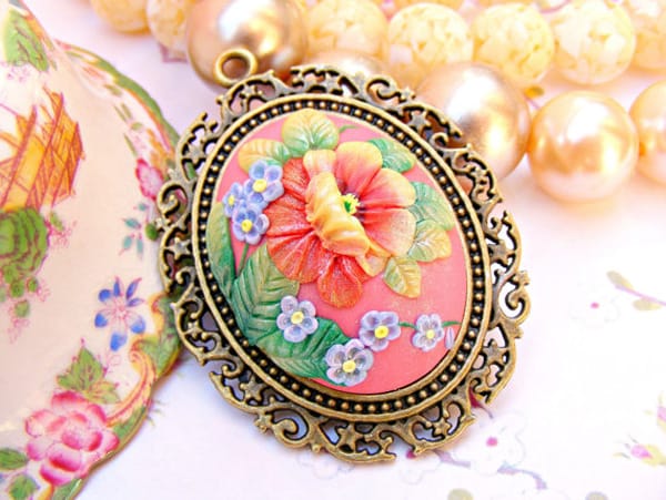 В СТРАНАТА НА ПОЛИМЕРНИТЕ БИЖУТА