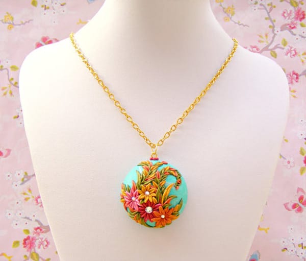 В СТРАНАТА НА ПОЛИМЕРНИТЕ БИЖУТА