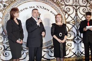 Проф. Любомир Стойков връчва наградата на Силва Зурлева