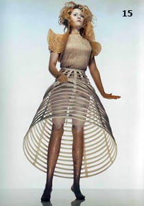 Модели от колекцията на Аликзандър Маккуин “Зашеметяващо и смущаващо” – 1998 г.