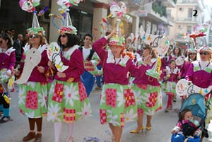 Участниците на парада се групират и се маскират