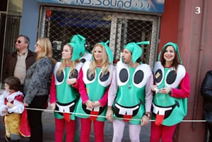 Участниците на парада се групират и се маскират