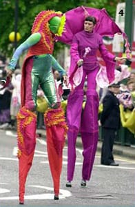 Някои хора залагат на ексцентрични костюми