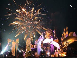 Големият неделен парад завършва с много фойерверки и светлини