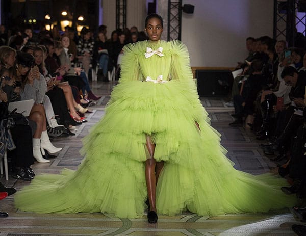 ДЖАМБАТИСТА ВАЛИ – ЕКСТРАВАГАНТНИ ОБЕМИ И ЕФИРНА РОМАНТИКА