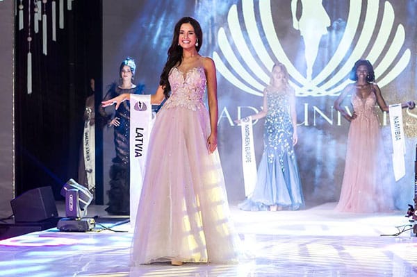 ХРИСТО ЧУЧЕВ ОБЛЕЧЕ ЕДНИ ОТ НАЙ-КРАСИВИТЕ ЖЕНИ В СВЕТА