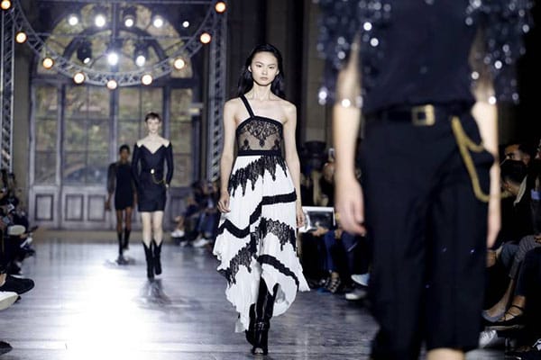 КЛЕЪР УАЙТ КЕЛЪР – ДИЗАЙНЕРЪТ, ОПАЗИЛ НАЙ-ГОЛЯМАТА МОДНА ТАЙНА ЗА 2018