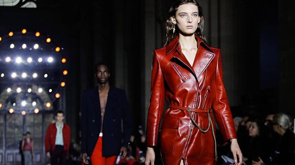 КЛЕЪР УАЙТ КЕЛЪР – ДИЗАЙНЕРЪТ, ОПАЗИЛ НАЙ-ГОЛЯМАТА МОДНА ТАЙНА ЗА 2018