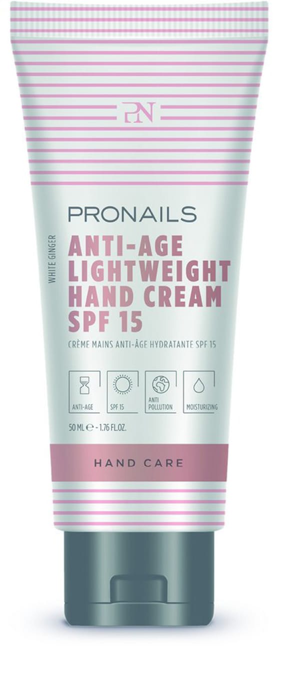 Йоана Буковска с уникален маникюр