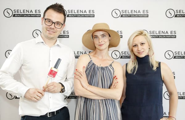 Йоана Буковска с уникален маникюр