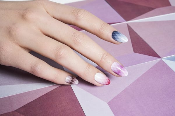 Нокти с цветовете на бъдещето