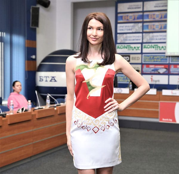 Венета Райкова превръща малката черна рокля в съвременна носия