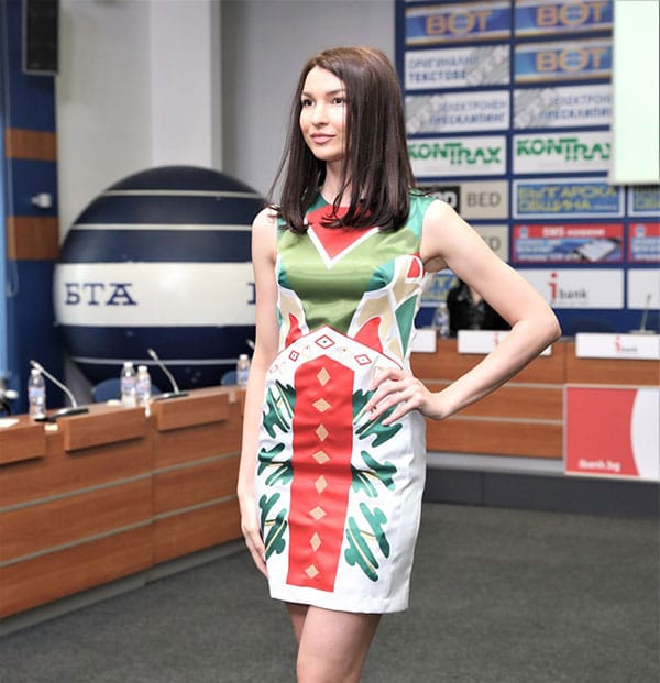 Венета Райкова превръща малката черна рокля в съвременна носия