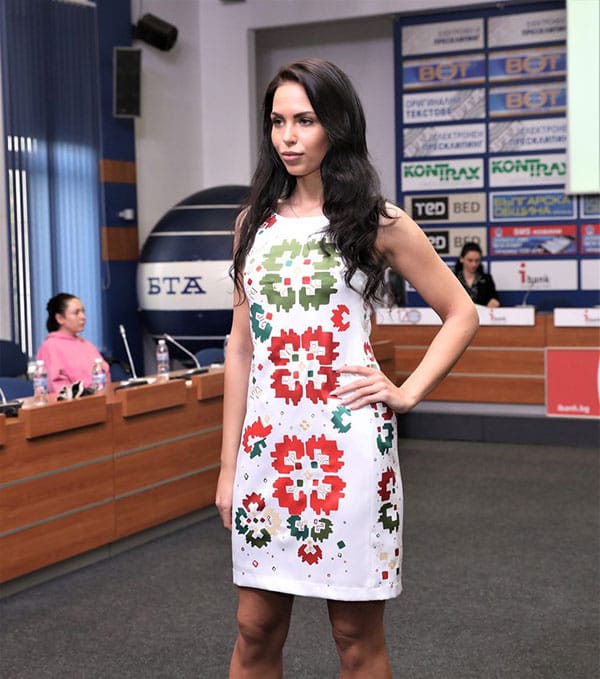 Венета Райкова превръща малката черна рокля в съвременна носия