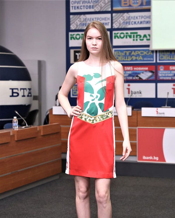 Венета Райкова превръща малката черна рокля в съвременна носия