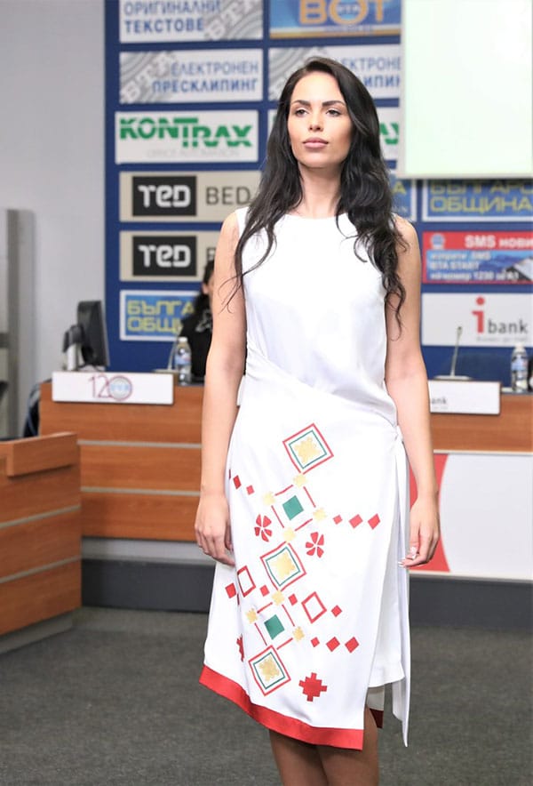 Венета Райкова превръща малката черна рокля в съвременна носия