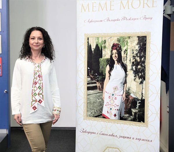 Венета Райкова превръща малката черна рокля в съвременна носия