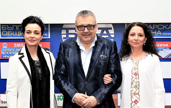 Венета Райкова превръща малката черна рокля в съвременна носия