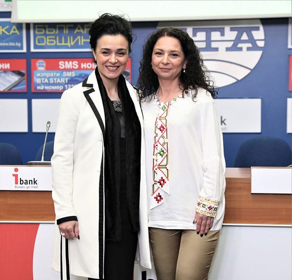 Венета Райкова превръща малката черна рокля в съвременна носия