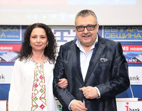 Венета Райкова превръща малката черна рокля в съвременна носия