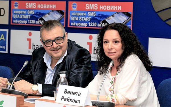 Венета Райкова превръща малката черна рокля в съвременна носия