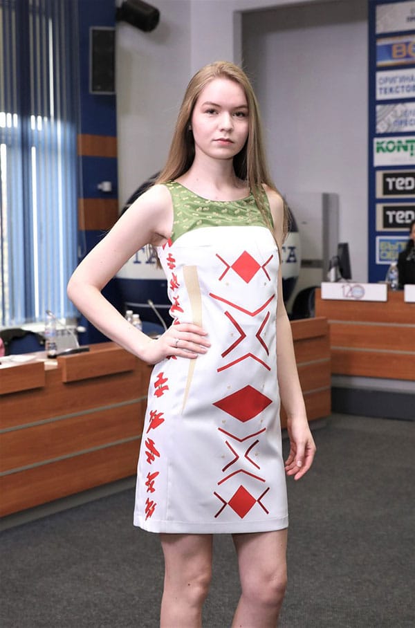 Венета Райкова превръща малката черна рокля в съвременна носия