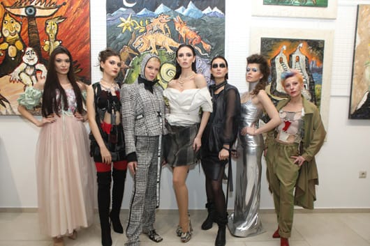 Стилно и бляскаво Академията за мода почете паметта на Вивиън Уестууд